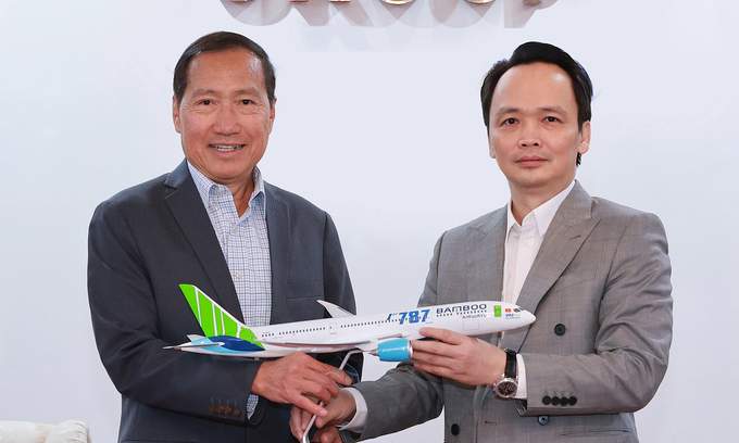Michael Vu standing next to FLC chairman in a business meeting