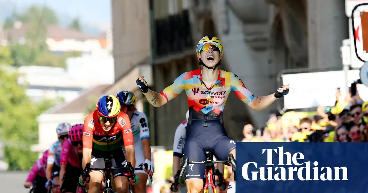 Lorena Wiebes celebrating her cycling victory