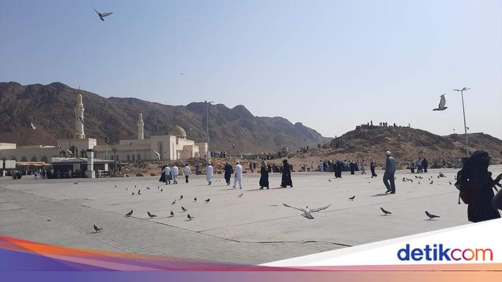 Panoramic view of Mount Uhud and the surrounding historical landscape in Medina