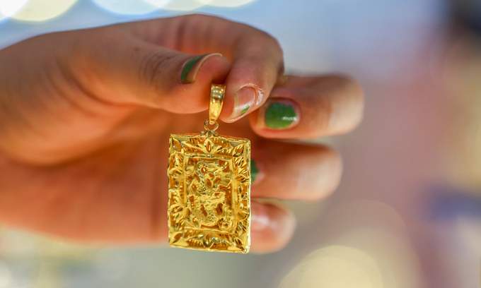 Gold jewelry displayed in a retail storefront showcase window